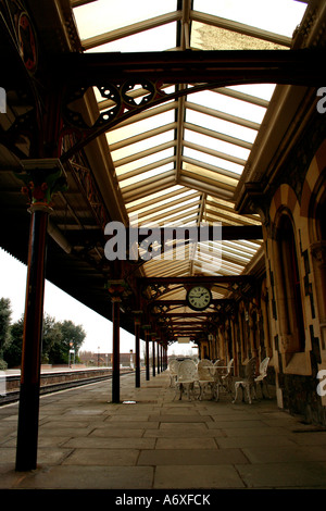 Café de l'horloge et des chaises sur la plate-forme de la gare de great malvern Royaume-Uni worcestershire Banque D'Images