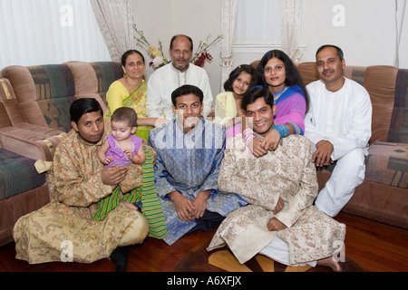 Famille Américaine du Bangladesh à la maison pour la fête musulmane de l'Aïd Banque D'Images