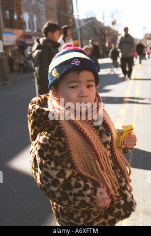 Les participants et les spectateurs à la célébration du Nouvel An chinois à Brooklyn New York Banque D'Images