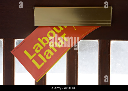 Parti politique du travail notice, poussé dans letterbox avant les élections au Pays de Galles, Royaume-Uni Banque D'Images