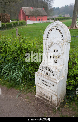 Ancienne ferme avec marqueur de distance en distance St Fagans Wales UK Banque D'Images