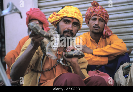 Charmeur de serpent de l'Inde avec snake crâneuse dans Thamel Katmandou Népal Banque D'Images