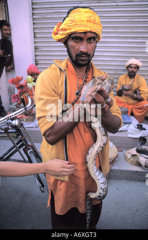 Charmeur de serpent de l'Inde avec snake crâneuse dans Thamel Katmandou Népal Banque D'Images