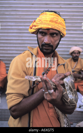 Charmeur de serpent de l'Inde avec snake crâneuse dans Thamel Katmandou Népal Banque D'Images