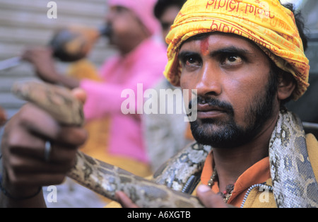 Charmeur de serpent de l'Inde avec snake crâneuse dans Thamel Katmandou Népal Banque D'Images