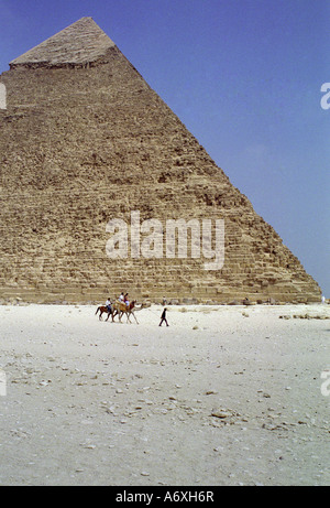 Les touristes sur des chameaux menée depuis la base de Khafres pyramide de Gizeh nécropole Caire Egypte Banque D'Images