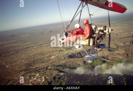 Tourisme tandem et pilote volant dans une approche de microlite Victoria Falls Mosi oa Tunya le Zimbabwe et la Zambie Afrique du Sud Banque D'Images