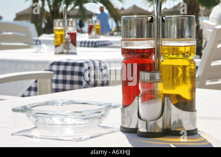 Huiliers sur beach cafe tables Banque D'Images