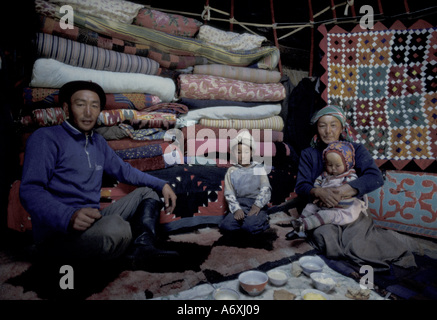 Asie, Chine. Les populations nomades dans la région des montagnes de l'Altaï à l'intérieur yourte Banque D'Images