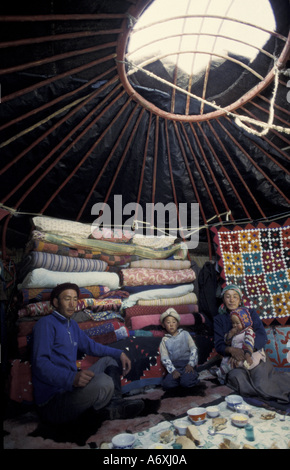 Asie, Chine. Les populations nomades dans la région des montagnes de l'Altaï à l'intérieur yourte Banque D'Images