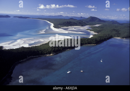 L'Australie, l'Whitsundys, Queensland. D'entrée de la colline de l'air, à marée basse, des kilomètres de plages de sable blanc Banque D'Images