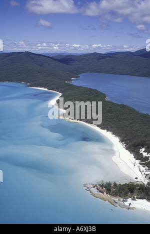 L'Australie, l'Whitsundys, Queensland. D'entrée de la colline de l'air, des kilomètres de plages de sable blanc Banque D'Images