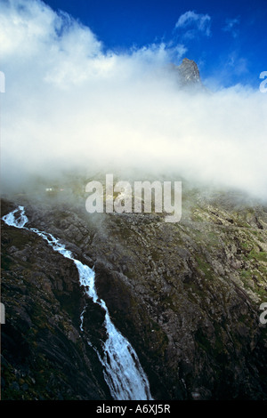 Tourbillon de nuages au-dessus de la cascade Stigfossen dans les montagnes de Norvège Trollstigen Banque D'Images