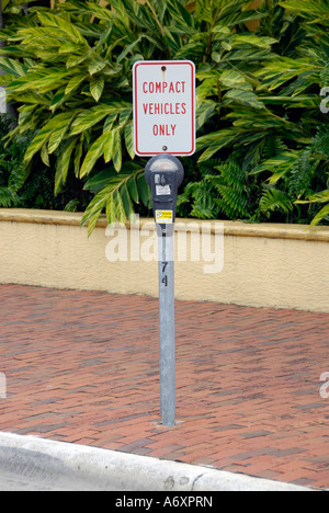 Parking voiture compacte seulement signer et m Banque D'Images