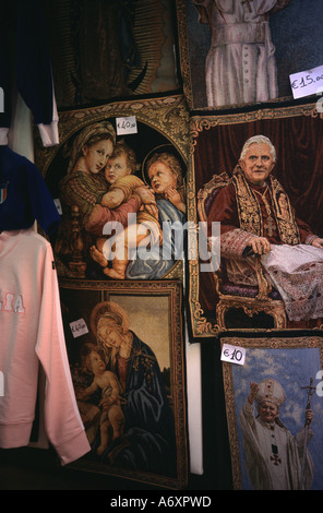 Tapisseries religieuses, dont une représentant le pape Benoît XVI et Jean-Paul II, en vente dans une boutique de souvenirs près du Vatican à Rome, en Italie Banque D'Images