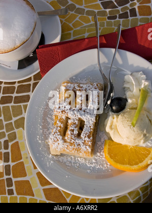 Café avec gâteau place avec une tasse de cappuccino et une plaque avec le strudel aux pommes Tarte aux pommes et crème glacée sur la table en mosaïque Banque D'Images