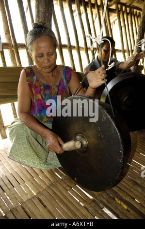 Femme jouant de Rungus gong traditionnel Banque D'Images