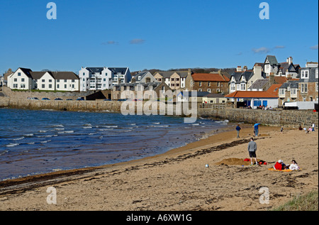 Elie beach et ville Fife Ecosse sur une journée de printemps ensoleillée avec Banque D'Images