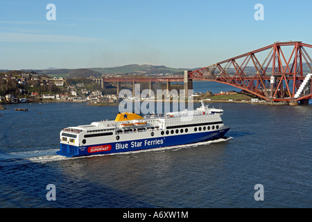 Blue Star 1 car-ferry approchant le Forth Railway Bridge en route vers Zeebrugge en Belgique de Rosyth près d'Édimbourg Banque D'Images