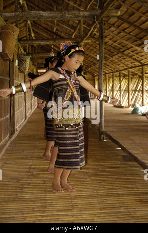 Rungus boy and girl dancing en costume traditionnel sabah Malaisie Banque D'Images