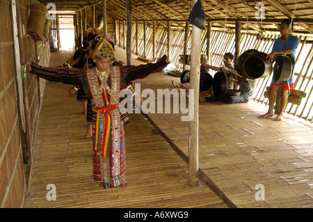 Rungus boy and girl dancing en costume traditionnel sabah Malaisie Banque D'Images