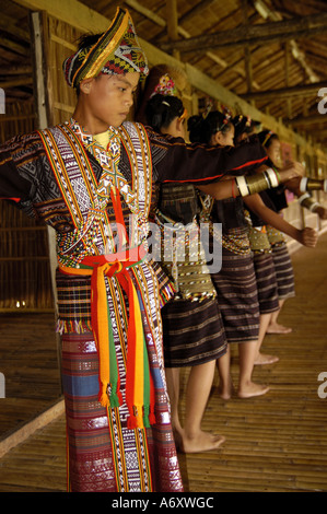 Rungus boy and girl dancing en costume traditionnel sabah Malaisie Banque D'Images