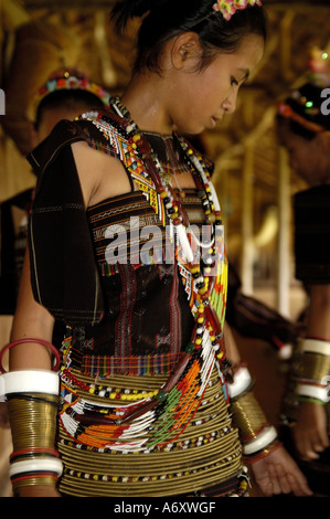 Rungus boy and girl dancing en costume traditionnel sabah Malaisie Banque D'Images