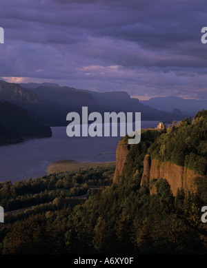 Vista House au coucher du soleil avec les nuages de tempête sur le fleuve Columbia le long de la Columbia Gorge Oregon State USA Banque D'Images