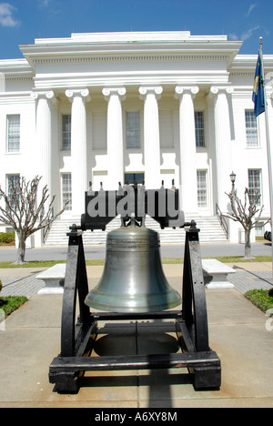 Réplique de la cloche de la liberté en face de la State Capitol building situé à Montgomery en Alabama AL Banque D'Images