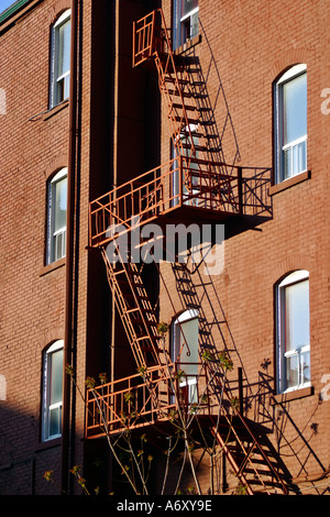 Fire escape sur brique rouge Banque D'Images