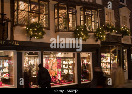Les acheteurs de Noël à New York North Yorkshire Stonegate en début de soirée avec des lumières de Noël Banque D'Images