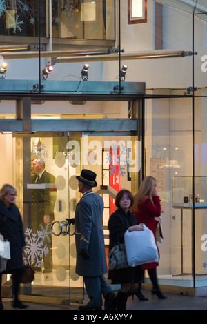 Voir la soirée d'entrée de Harvey Nichols Briggate Leeds avec le commissionnaire dans top hat. Banque D'Images