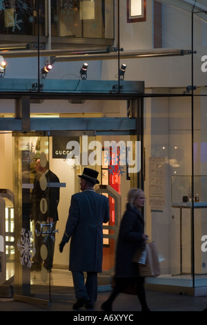 Voir la soirée d'entrée de Harvey Nichols Briggate Leeds avec le commissionnaire dans top hat. Banque D'Images