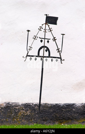 Croix de fer dans une cour de l'église. Pierre tombale inhabituelle utilisée par les communes wallonnes iron worker immigrants en Suède au 17e et 18e cen Banque D'Images