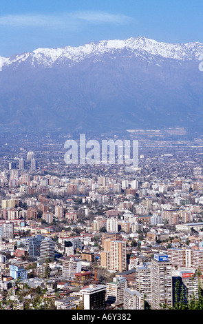 Panaoramic vues de Santiago entourant les sommets andins vu depuis le sommet du Cerro San Cristobal Santiago Chili Banque D'Images