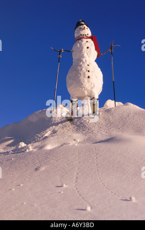 Le Snowman w Skis Hiver Alaska Chugach Mountains SC Banque D'Images