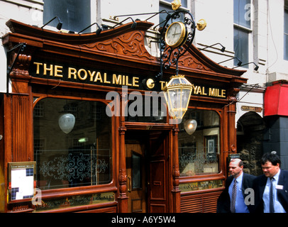 Pub Bar café le Royal Mile Edinburgh capitale de l'Écosse depuis 1437 et est le siège du parlement Banque D'Images