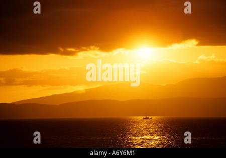 Coucher du soleil coucher du soleil bateau Ecosse Écosse Grande-bretagne Royaume-Uni Banque D'Images