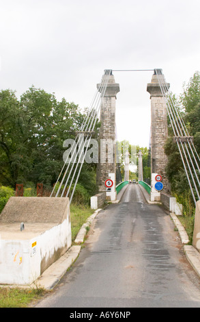 Pont sur le l'Hérault, près de Gignac dans le district de Montpeyroux. Languedoc. La France. L'Europe. Banque D'Images