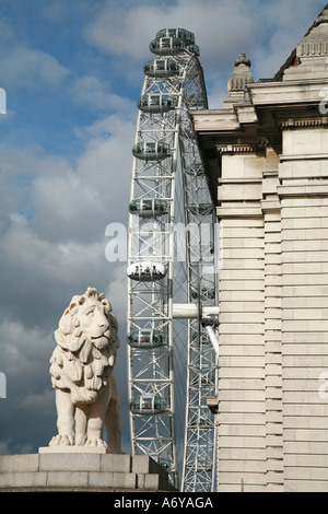 Le Lion de Lambeth et le London Eye Banque D'Images