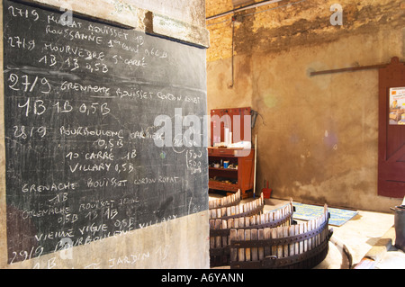 Affichage avec journal. Château mire l'Etang. La Clape. Languedoc. Cuves de fermentation et de stockage en béton. Inscrivez-vous sur le réservoir. La France. L'Europe. Banque D'Images