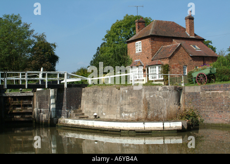 Lock et Lock sur The Grand Union Canal à Hatton Warwickshire Angleterre Royaume-Uni UK Banque D'Images