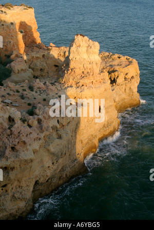 Vue sur les falaises à Algar Seco près de Carveiro dans l'Algarve, région du sud du Portugal UE Banque D'Images