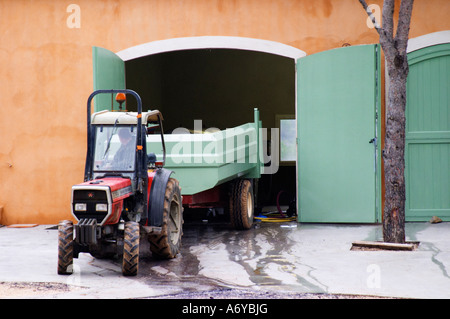 La prestation du tracteur à la cave des raisins. Domaine Haut-Lirou à St Jean de Cuculles. Pic St Loup. Languedoc. La France. L'Europe. Banque D'Images