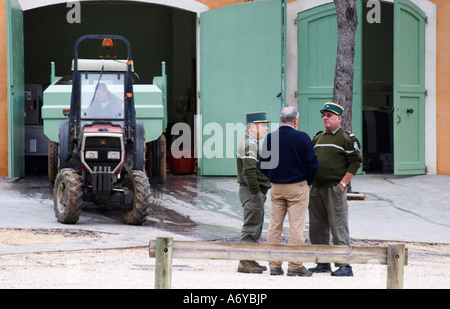 Jean-Pierre Rambier avec les inspecteurs. La prestation du tracteur à la cave des raisins. Domaine Haut-Lirou à St Jean de Cuculles. Pic St Banque D'Images