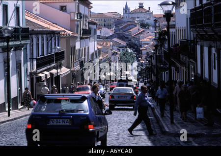 Rue principale à Angra do Heroismo sur l'île de Terceira aux Açores Acores Banque D'Images