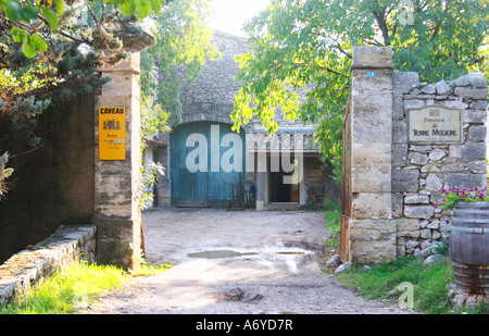 Domaine de Terre Megere, Cournonsec, Montpellier. Gres de Montpellier. Languedoc. La porte. La cave du bâtiment. La France. L'Europe. Banque D'Images