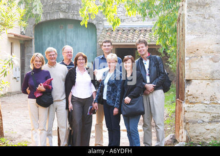 Groupe de visiter les amateurs de vin. Domaine de Terre Megere, Cournonsec, Montpellier. Gres de Montpellier. Languedoc. La France. L'Europe. Banque D'Images