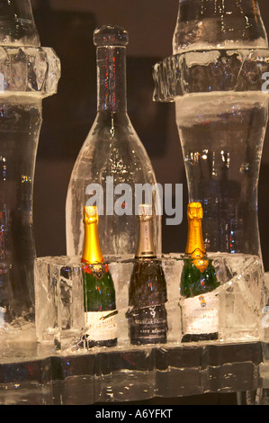 Un bar de glace avec champagne verres en glace pure. À Vinordic. Bollinger, Billecart-Salmon, Launois. Lors de la foire commerciale Vinordic wine. Stockholm. La Suède, l'Europe. Banque D'Images