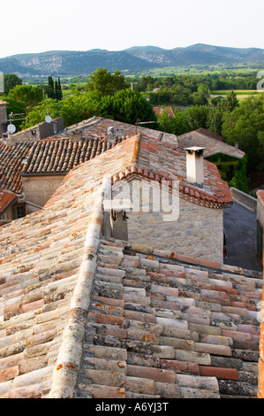 Chateau de Lascaux, Vacquieres village. Pic St Loup. Languedoc. Toits du village de tuiles.. Les Contreforts des Cévennes. La France. L'Europe. Banque D'Images